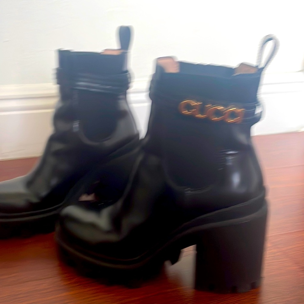 Used boots, loved them .. very worn. Comes with original box and authentic